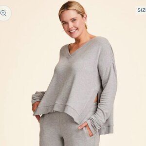 Alala Wander Sweatahirt light grey heathered v-neck Rib trim  side slits 1x